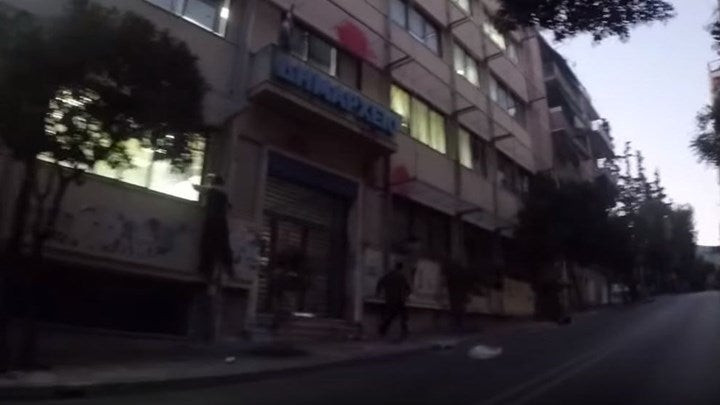 Το βίντεο από την επίθεση του «Ρουβίκωνα» στο δημαρχείο Ζωγράφου